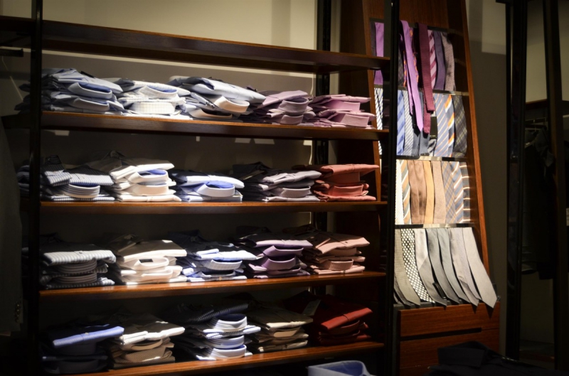 ecommerce-VARAGES-min_shirts_exhibition_shop_shopping_shelf_buy_business_clothing-940715